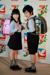 子ども時代の芦田愛菜さん（左）と鈴木福さん。