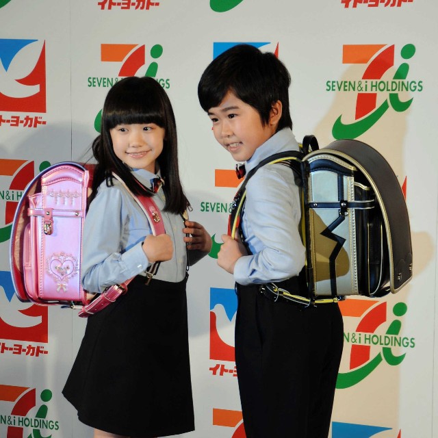 子ども時代の芦田愛菜さん（左）と鈴木福さん。