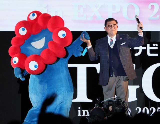 首相在任中、公式キャラクターのミャクミャク（左）と共に大阪・関西万博をＰＲした石破茂氏＝大阪・夢洲