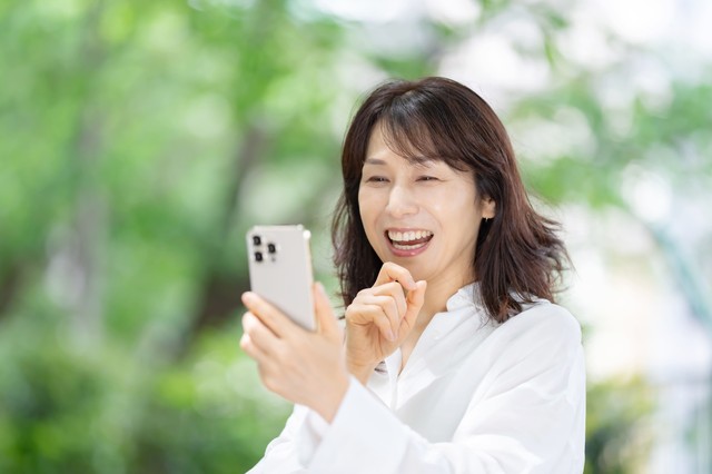 「わー！」うれしそうな女性　※写真はイメージ（naka/stock.adobe.com）