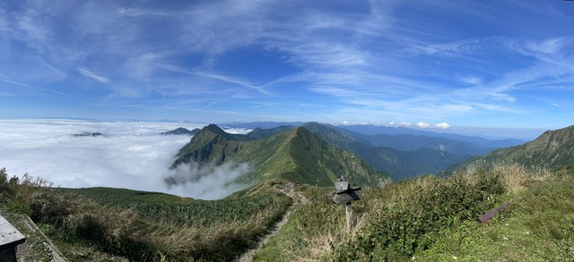 山頂の左右でまったく異なる光景が…（ヤマキさん提供）