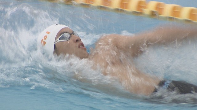 香川県高校総体の水泳競技に注目の高校1年生　平田統也選手が出場し圧倒的な泳ぎ見せる　高松市