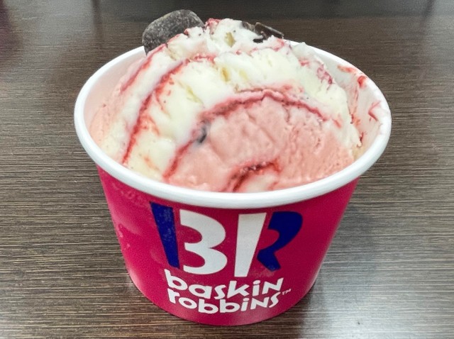 【キュー党】党首のラブポーションサーティワン。ラズベリーとホワイトチョコをベースに、ハート型チョコ菓子の中にはラズベリーソースまで。その名の通り甘酸っぱくラブリーなフレーバー！