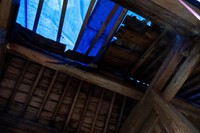 崩壊寸前の仁王門の屋根部分