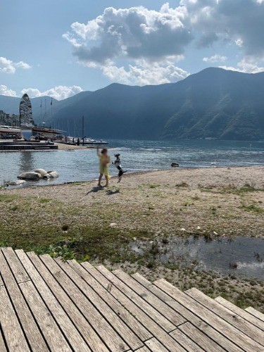 人から少し離れた場所で遊び始めた犬と飼い主。水が大好きだけど、いまひとつ泳ぎは得意でないワンちゃん。微笑ましい姿でした