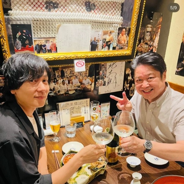 「flumpool」ボーカルの山村隆太さん（左）と向坂樹興さん（向坂さんの公式インスタグラムから）
