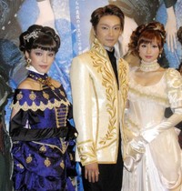 ０８年５月、ミュージカル「ルドルフ　ザ・ラスト・キス」初日で。（左から）知念里奈、井上芳雄、笹本玲奈