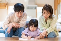 親の家で暮らすのは楽しい？※画像はイメージです。（maroke/stock.adobe.com）
