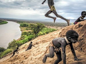 子供たちが跳びはねる希望の風景、アフリカ最大の水力ダムが一変させた