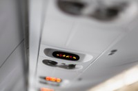 シートベルト着用サインが点灯する機内の様子。不安定な気流が続き、立ち上がれない状況だった　※この画像はイメージです（Atsuyuki/stock.adobe.com）