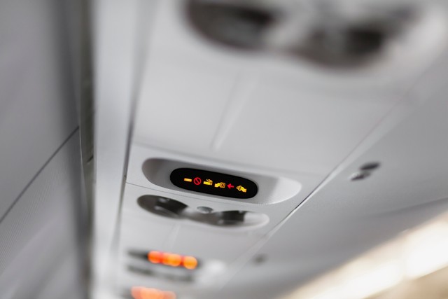 シートベルト着用サインが点灯する機内の様子。不安定な気流が続き、立ち上がれない状況だった　※この画像はイメージです（Atsuyuki/stock.adobe.com）