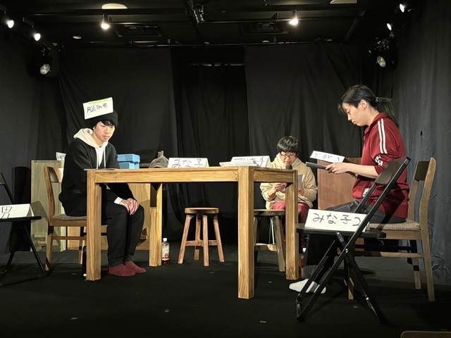 兵庫県の劇団コトリ会議が、3月は毎日10時から22時までぶっ続けで公演していて、設営やリハーサルも公開している。