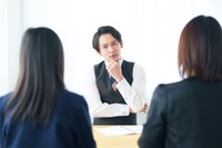 三者面談の様子　※画像はイメージです（taka/adobe.stock）