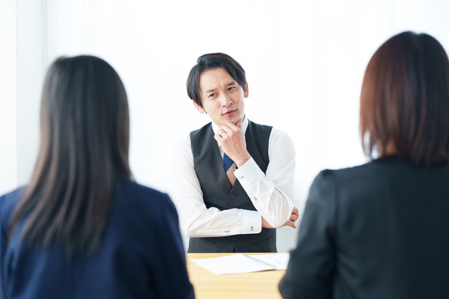 三者面談の様子　※画像はイメージです（taka/adobe.stock）