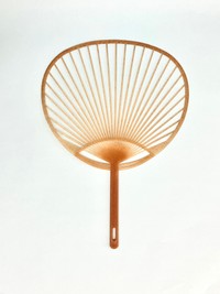 オリーブPP樹脂を使用したうちわの骨（アイモス提供）