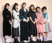 笑顔を見せる（左から）穐山茉由監督、佐藤ミキ、岡崎紗絵、桜井玲香、三戸なつめ、中井友望＝2021年