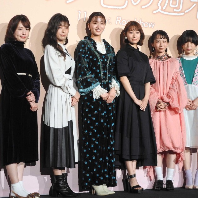 笑顔を見せる（左から）穐山茉由監督、佐藤ミキ、岡崎紗絵、桜井玲香、三戸なつめ、中井友望＝2021年
