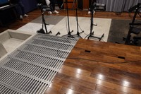 スタジオ内に作られたコンクリートの床（中央奥）や、金属網（中央手前）