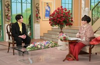 黒柳徹子さん（右）とトークを展開する宮舘涼太さん