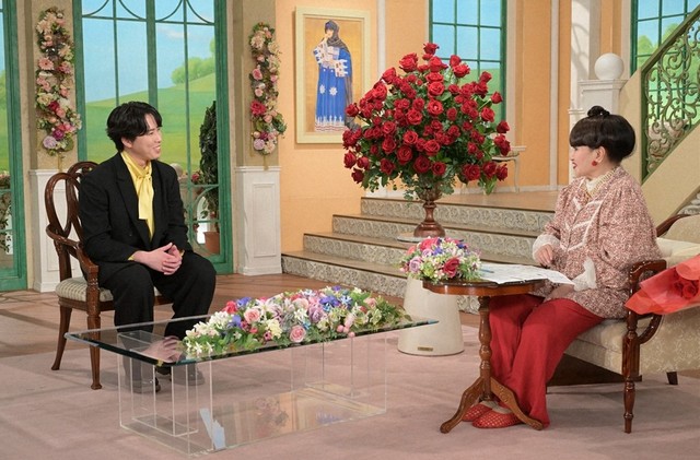 黒柳徹子さん（右）とトークを展開する宮舘涼太さん