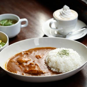 ほの暗さに安らぎを感じる。懐深いカレーを求めて神保町へ［喫茶店ランチを愛す］