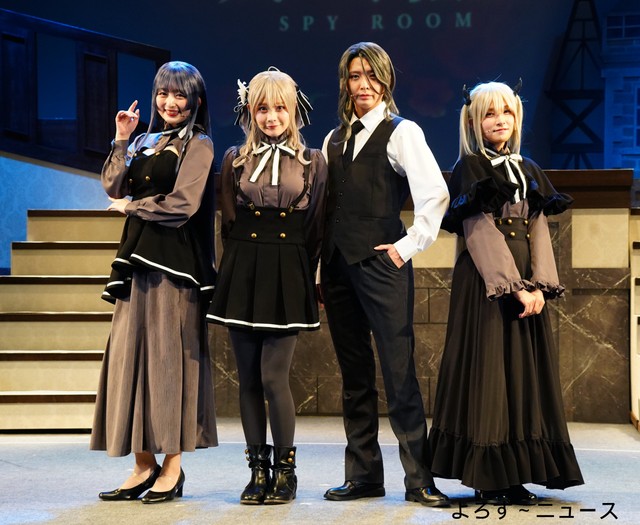 舞台あいさつに登場した（左から）石井陽菜、横山結衣、蓮城まこと、佐倉初＝東京・銀座博品館劇場（撮影・高石航平）