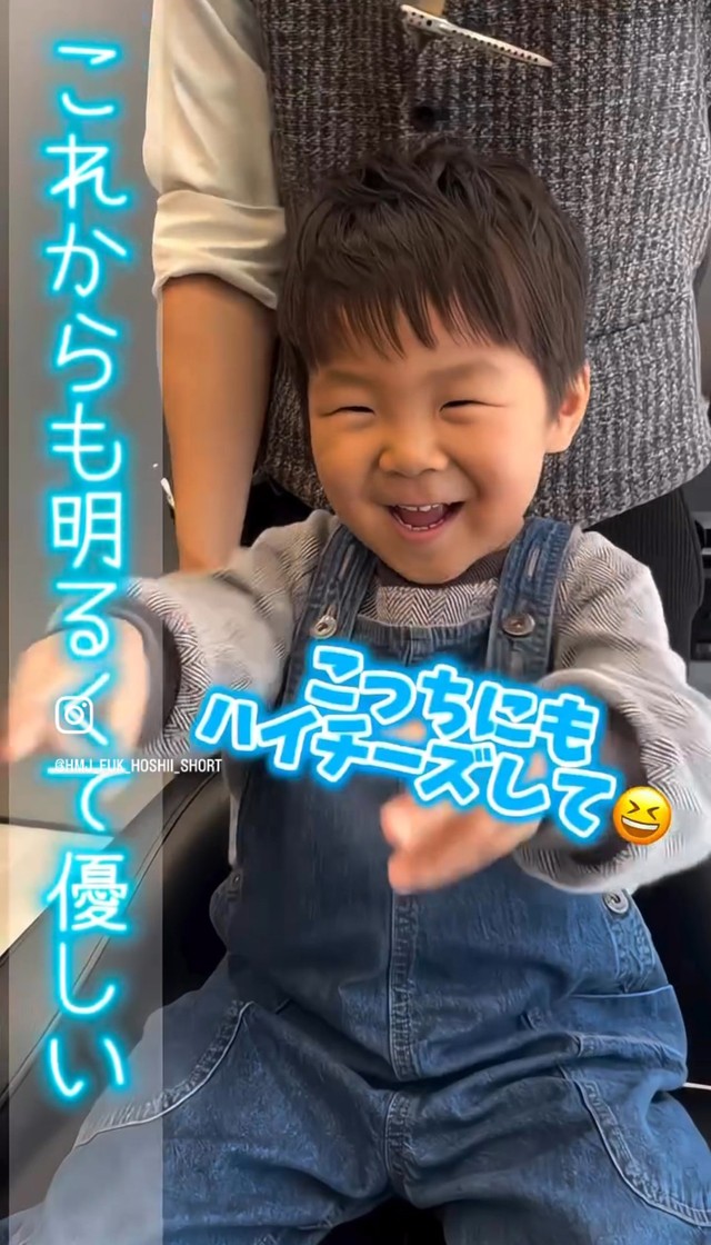 新しいヘアスタイルになって笑顔でポーズ／糒義徳さん（@hmj_fuk_hoshii_short）提供