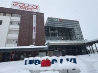 弘前駅前のオブジェも埋もれてしまう大雪／弘前物産パルシー（@hirosakipalcy）提供