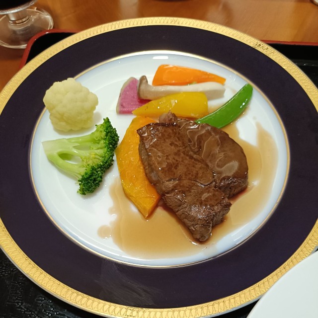 お祝い膳で提供された肉料理／さくさん（@sakuruton）提供