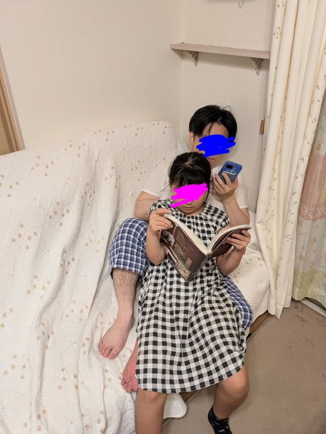 ご主人が椅子にされている様子（ちえさん提供）