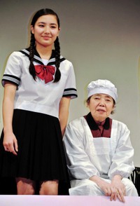 孫の内田伽羅(左)と登壇した樹木希林さん=2015年