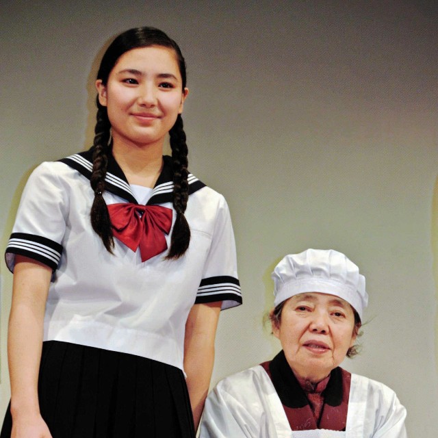 孫の内田伽羅(左)と登壇した樹木希林さん=2015年