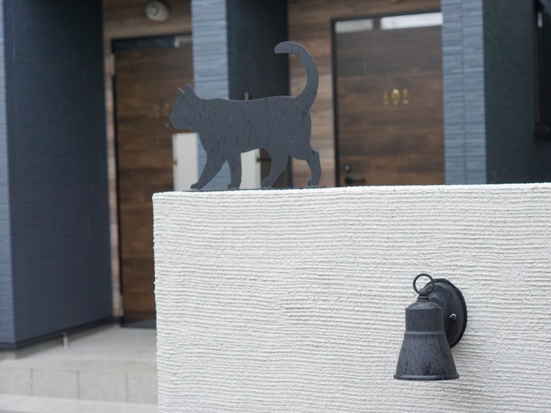 アパートの入り口にある猫のオブジェ