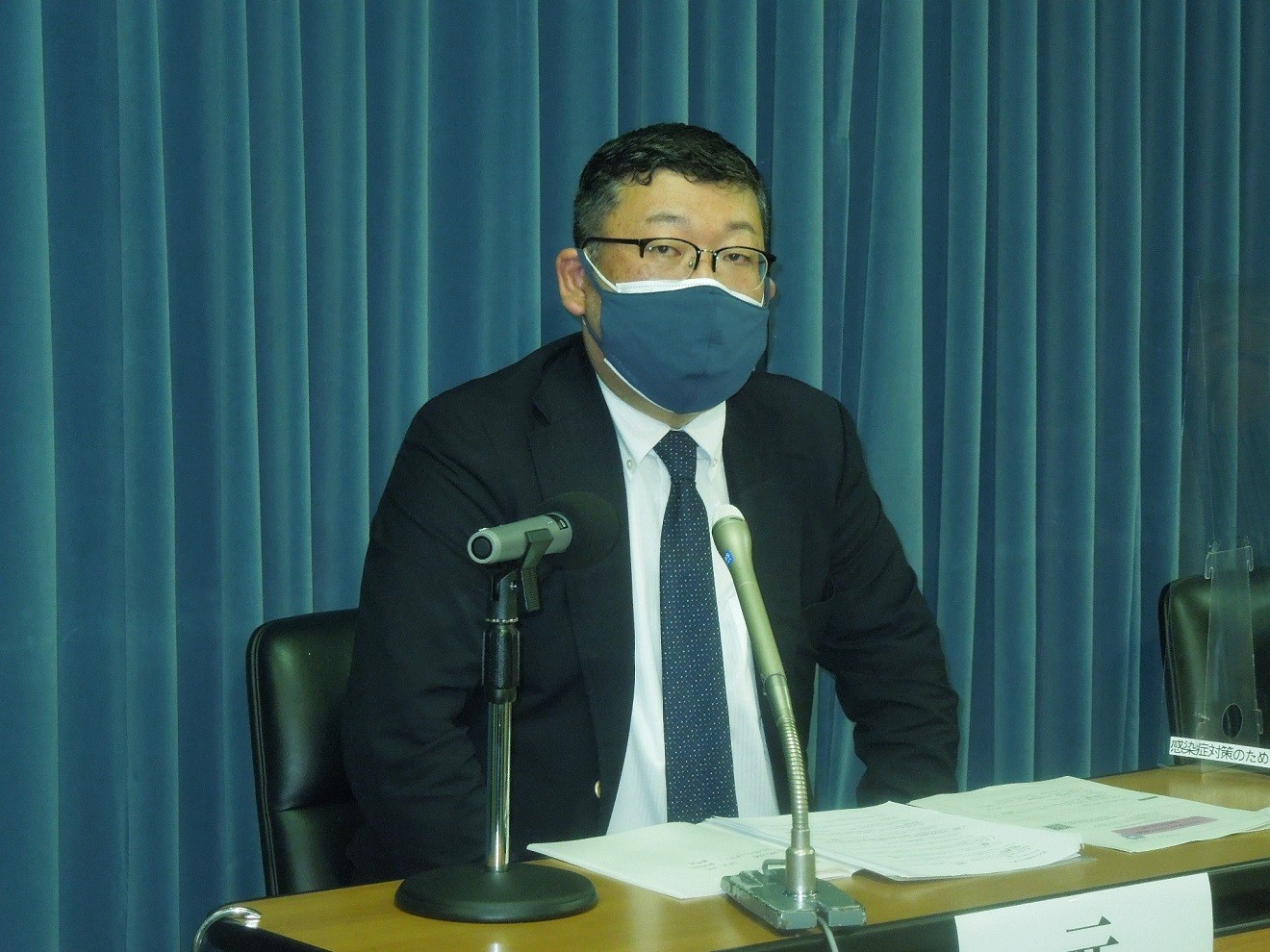 会見では公立小中学校の元教員、元木廉さんも教員の労働環境について話した