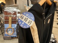 ファン垂涎のグッズ売り場＝神戸市立博物館