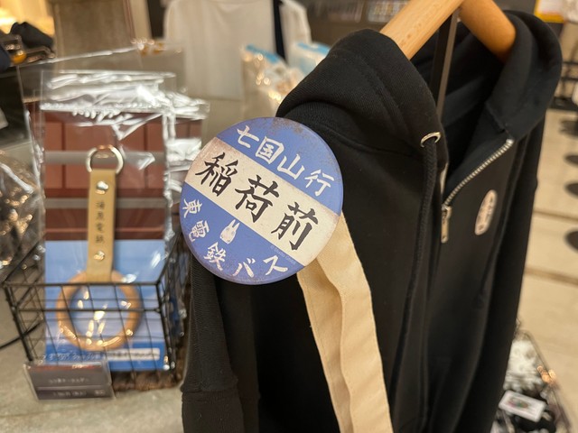 ファン垂涎のグッズ売り場＝神戸市立博物館