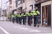 右折の合図を出すビーユニットの隊員たち。取り締まりだけでなく模範的な運転も行う（京都市内）
