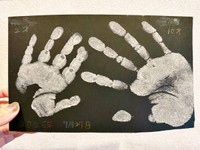 姉妹の手形が素敵！ （左から）2歳の次女、10歳の長女（画像提供：サメ美さん）