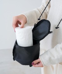 トイレットペーパーが丸ごと一つ入る、スリーコインズの「トラベルトイレットペーパーケース」（パル提供）