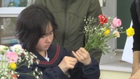小豆島の小学生がラナンキュラスを収穫して花束を作り卒業生に贈る　香川・小豆島町