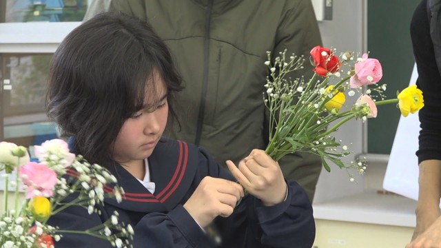 小豆島の小学生がラナンキュラスを収穫して花束を作り卒業生に贈る　香川・小豆島町