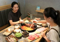 「寛舗」が提供する火鍋料理。４種類の中から好みのスープを選び、好きな具材を入れて味わう（京都市左京区高野東開町）