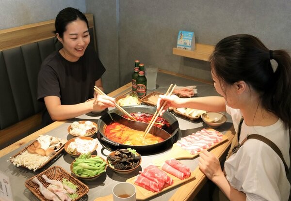 「寛舗」が提供する火鍋料理。４種類の中から好みのスープを選び、好きな具材を入れて味わう（京都市左京区高野東開町）