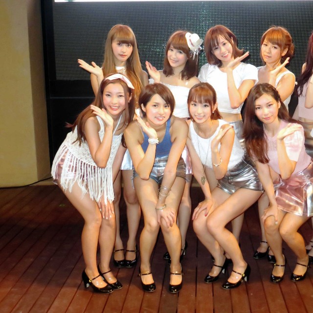メジャーデビューイベントに登場した「predia」の（前列左より）桜子、湊あかね、前田ゆう、村上瑠美奈、岡村明奈、（後列左より）水野まい、沢口けいこ、青山玲子、林弓束、松本ルナ＝2014年撮影