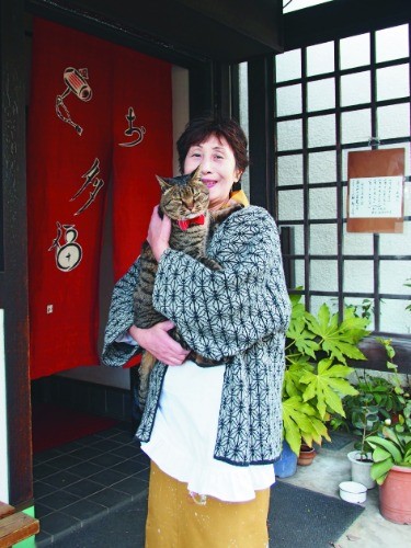 店の前で、女将さんと