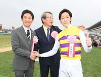 2025年京成杯をニシノエージェントで制した千葉直人調教師（左端）と（左から）西山茂行オーナー、津村明秀騎手