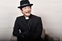 インタビューで笑顔を見せる片岡愛之助さん