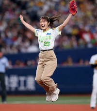 渋谷凪咲はノーバウンドの投球に大喜び＝2023年８月13日・京セラドーム大阪