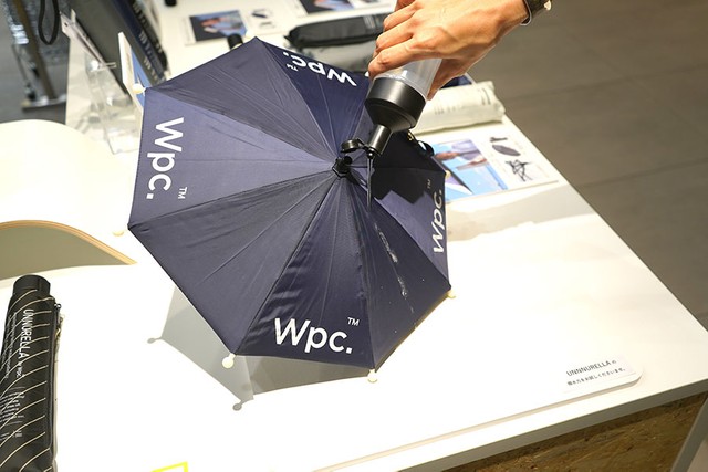 「濡らさない傘」をコンセプトに最高レベルの撥水力を備えた「アンヌレラ」。店舗では実際にその凄さを体験できる