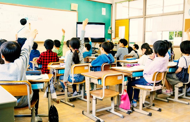 35人前後の子どもたちを受け持つ学級担任。経験の浅い新卒教師にとって、その負担は大きい 
※画像はイメージです（studio11/stock.adobe.com）